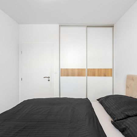 Leo Apartment - Ac & Free Parking บราติสลาวา ภายนอก รูปภาพ