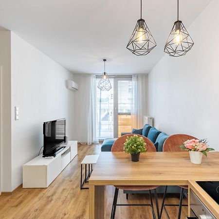 Leo Apartment - Ac & Free Parking บราติสลาวา ภายนอก รูปภาพ