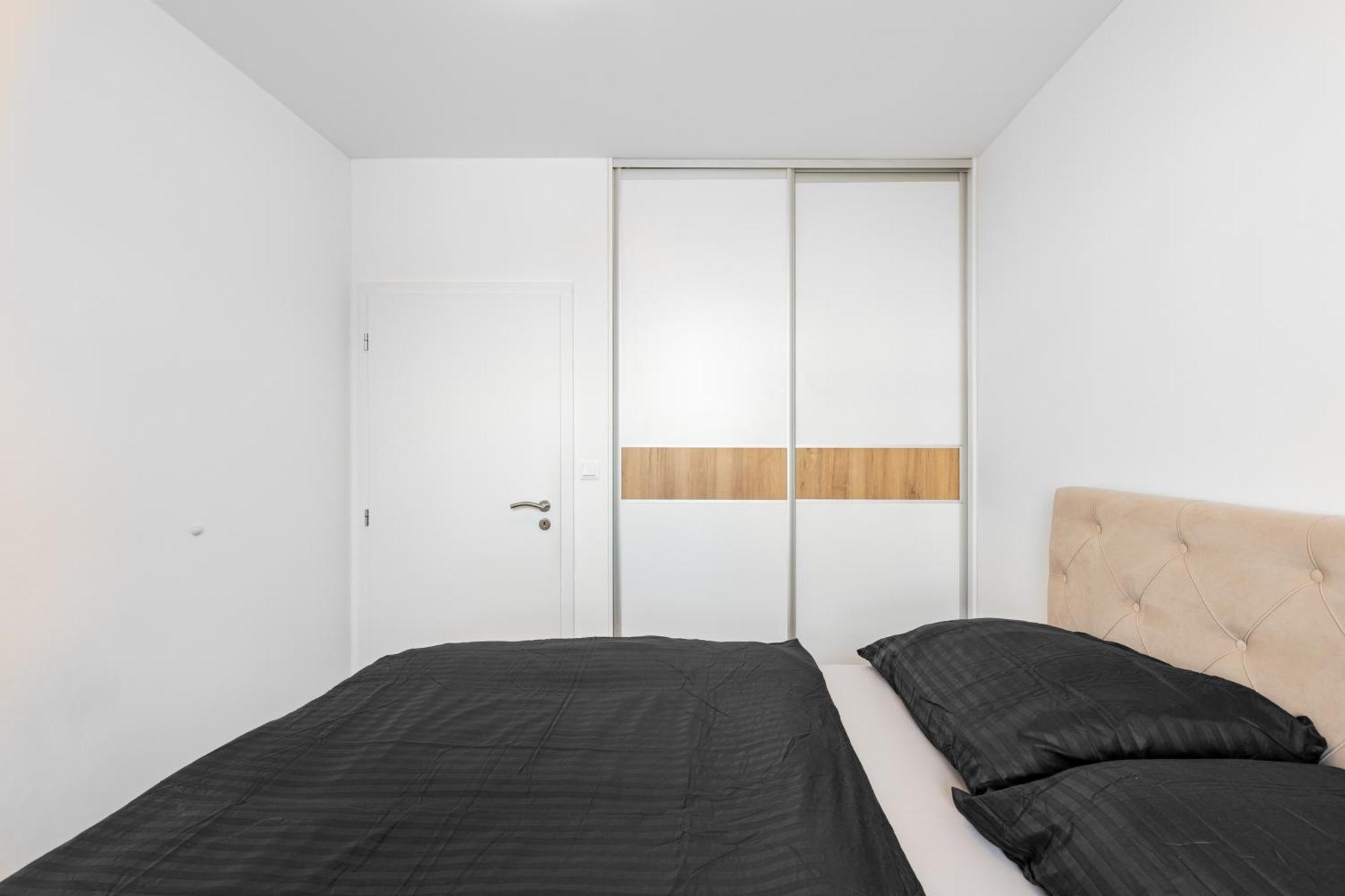 Leo Apartment - Ac & Free Parking บราติสลาวา ภายนอก รูปภาพ