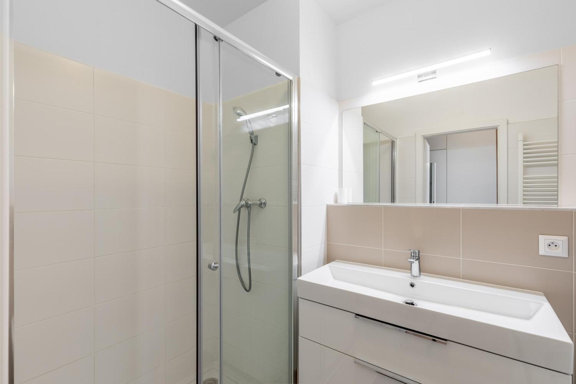Leo Apartment - Ac & Free Parking บราติสลาวา ภายนอก รูปภาพ