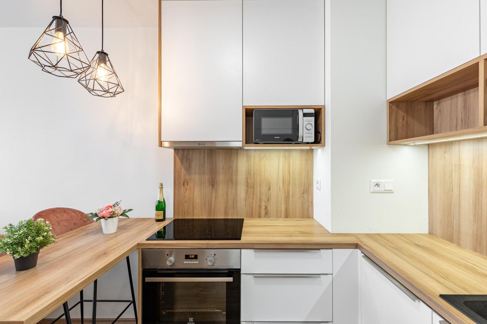 Leo Apartment - Ac & Free Parking บราติสลาวา ภายนอก รูปภาพ