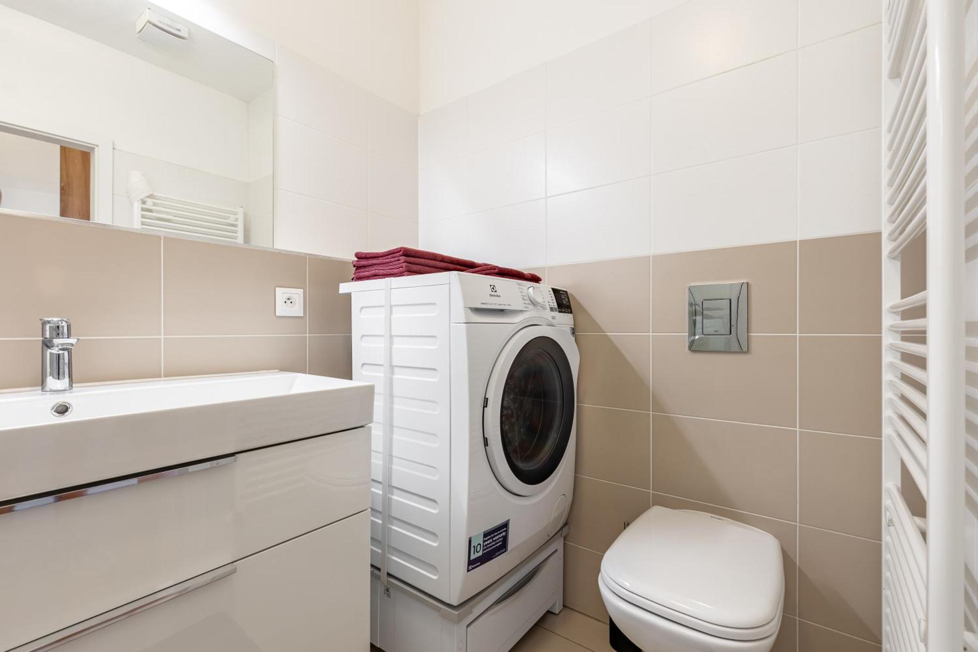 Leo Apartment - Ac & Free Parking บราติสลาวา ภายนอก รูปภาพ