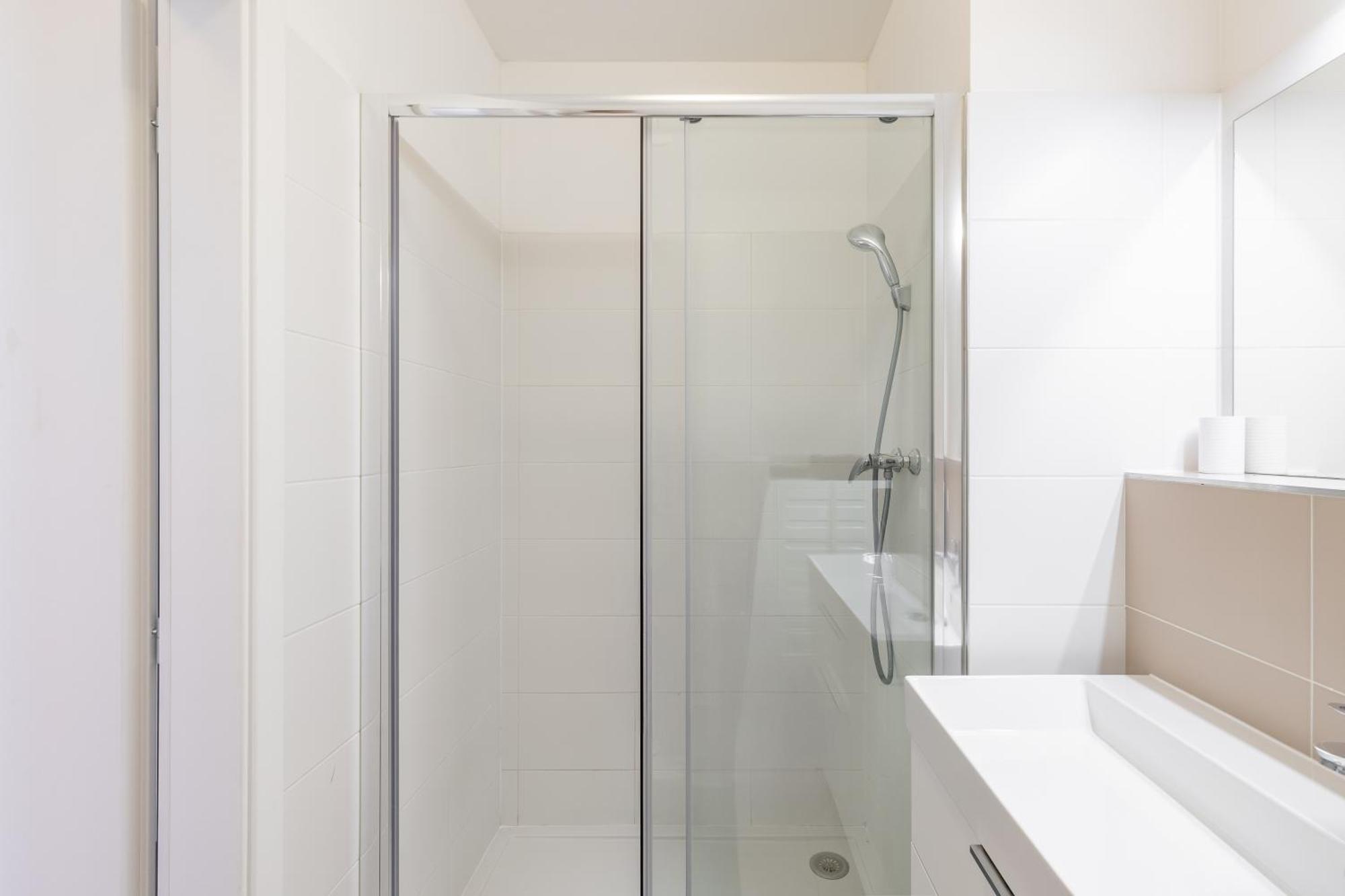 Leo Apartment - Ac & Free Parking บราติสลาวา ภายนอก รูปภาพ