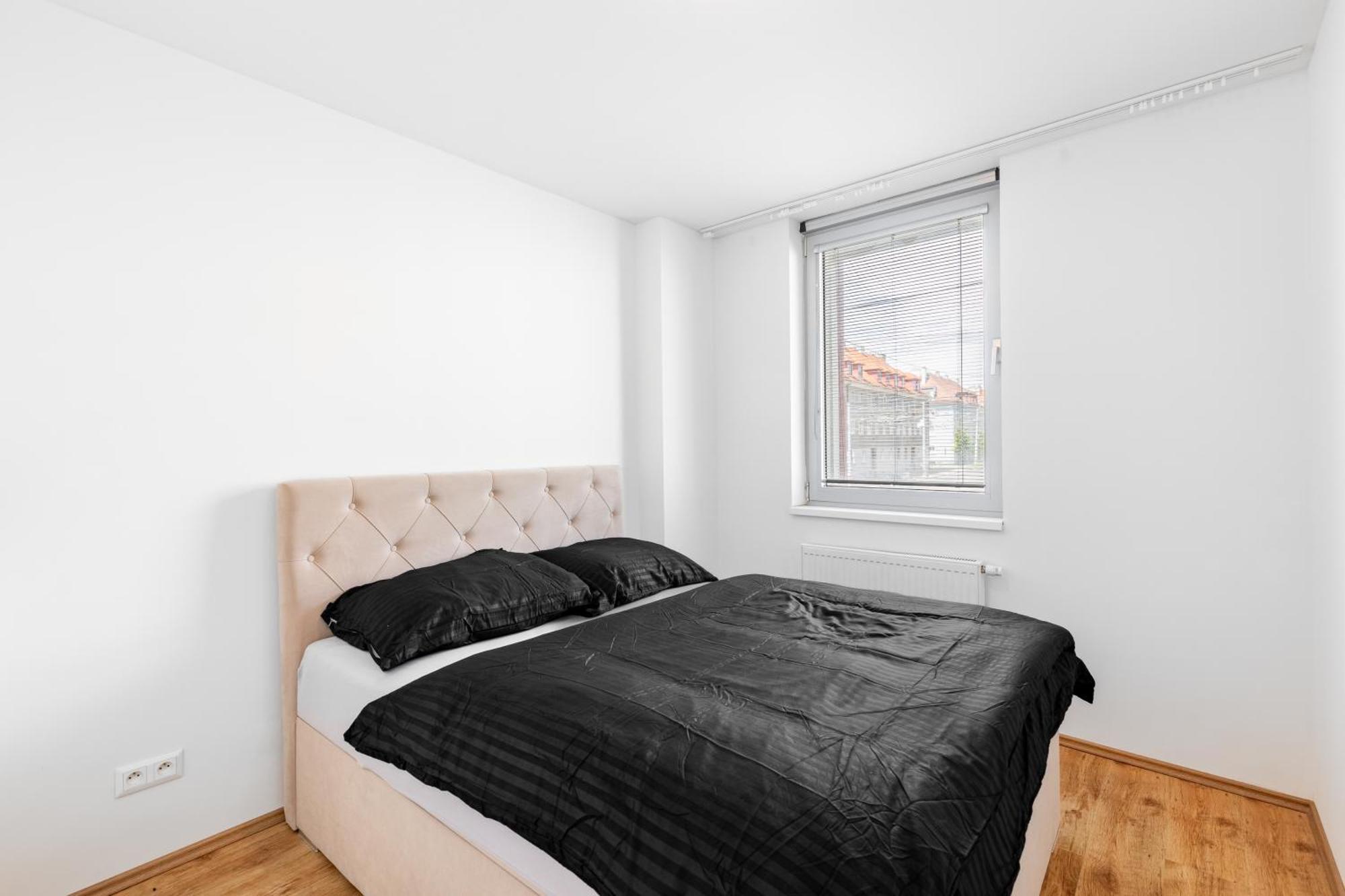 Leo Apartment - Ac & Free Parking บราติสลาวา ภายนอก รูปภาพ