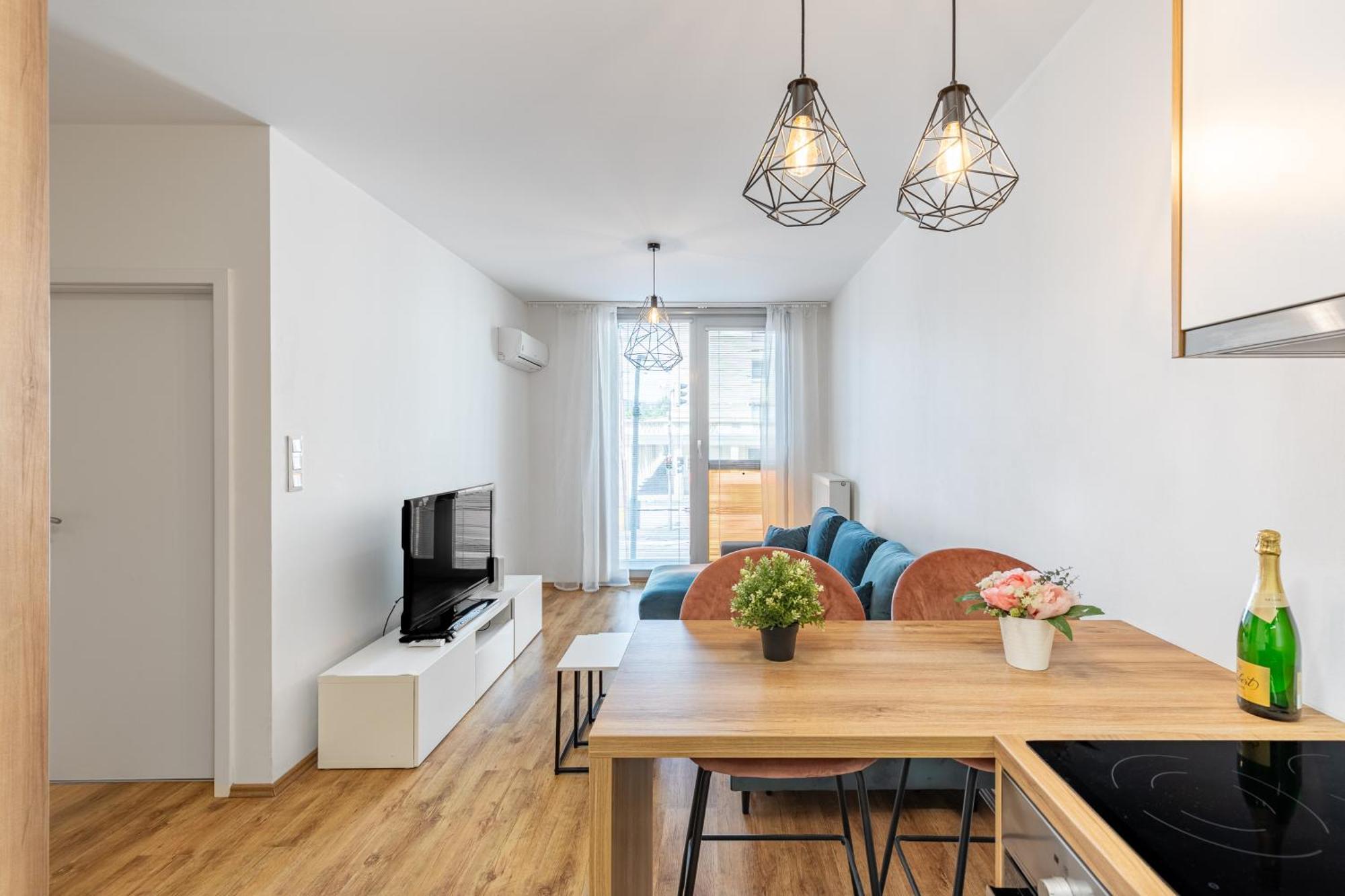 Leo Apartment - Ac & Free Parking บราติสลาวา ภายนอก รูปภาพ
