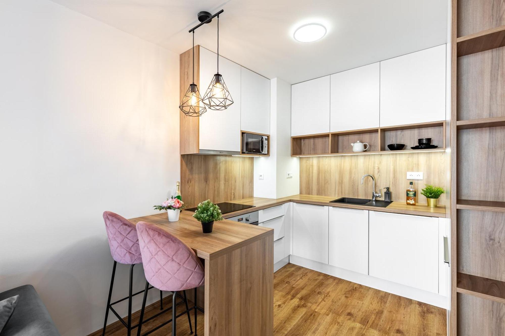 Leo Apartment - Ac & Free Parking บราติสลาวา ภายนอก รูปภาพ