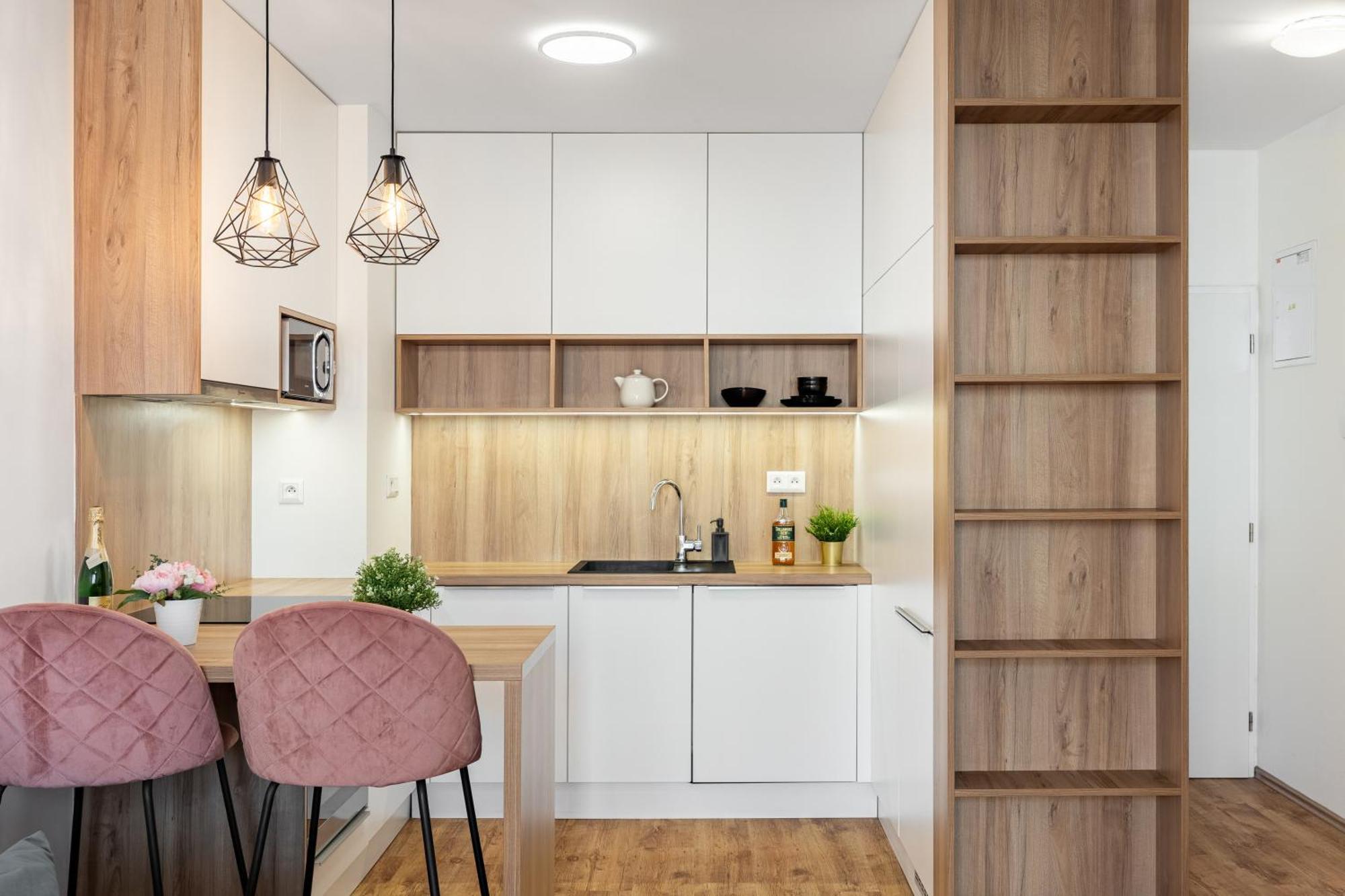 Leo Apartment - Ac & Free Parking บราติสลาวา ภายนอก รูปภาพ