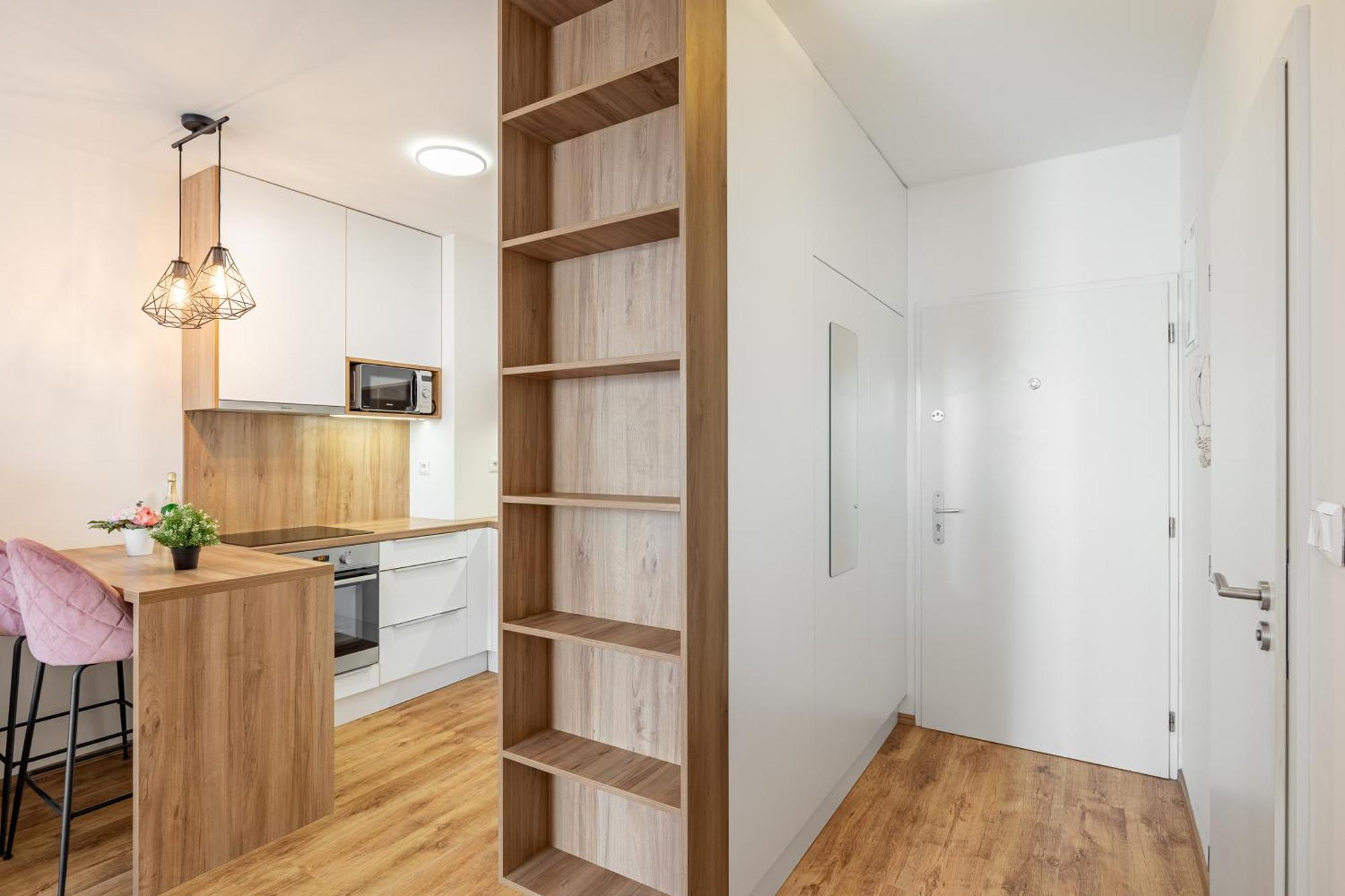 Leo Apartment - Ac & Free Parking บราติสลาวา ภายนอก รูปภาพ